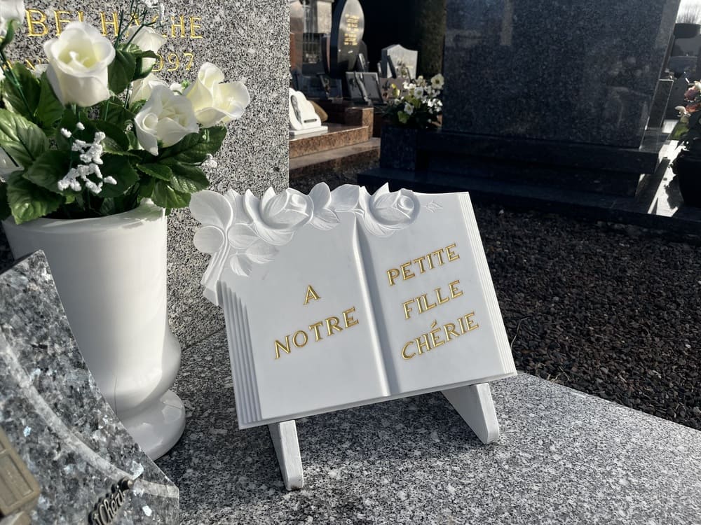 Réalisation plaque funéraire lettres roses